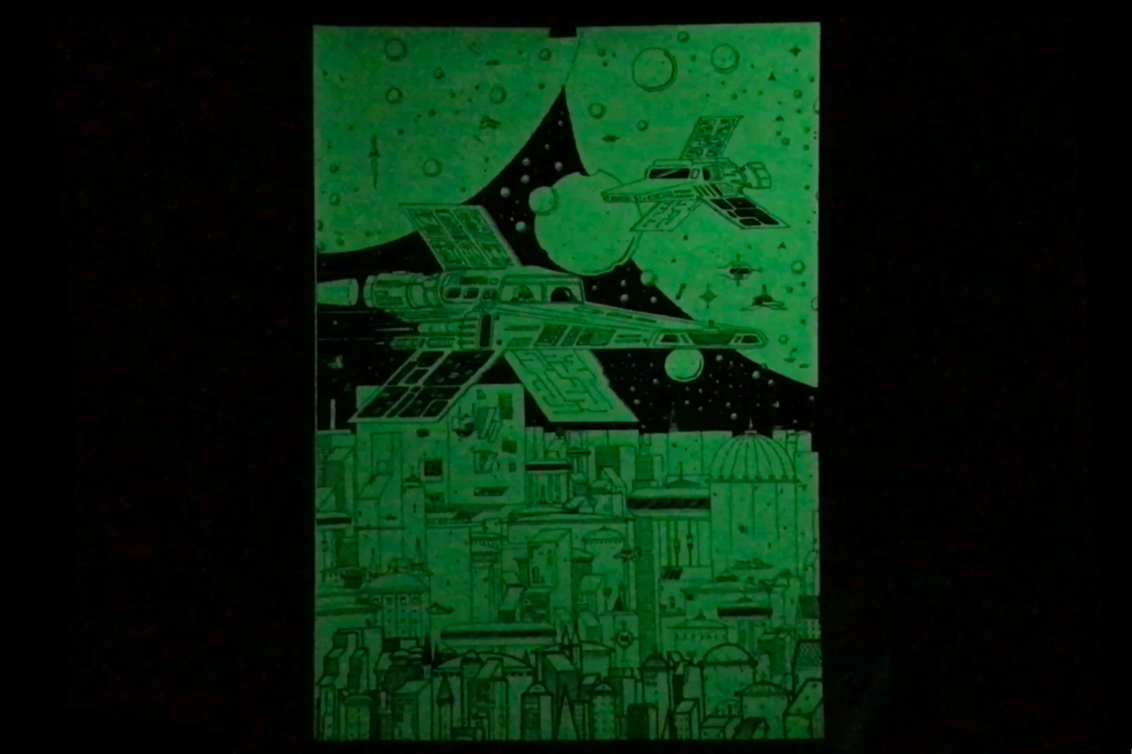 Krom City Poster Teil 3 bei Nacht, Glow-in-the-dark Effekt sichtbar, Raumschiffe am Sternenhimmel
