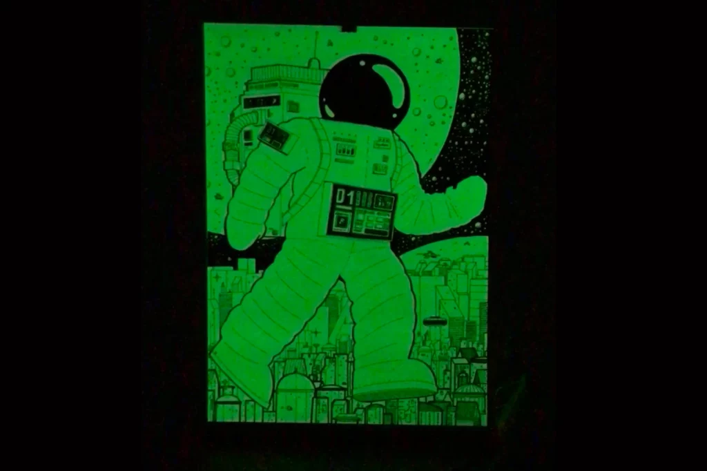 Krom City Poster Teil 2 bei Nacht, Glow-in-the-dark Effekt sichtbar, Astronaut am Sternenhimmel