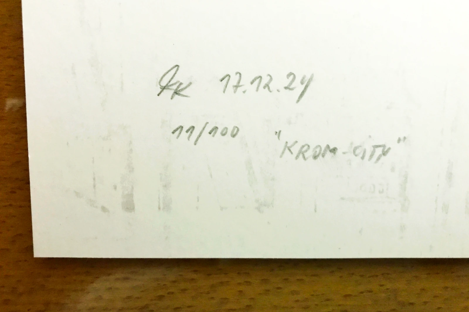 Krom City Poster Teil 3, Signatur des Künstlers sichtbar
