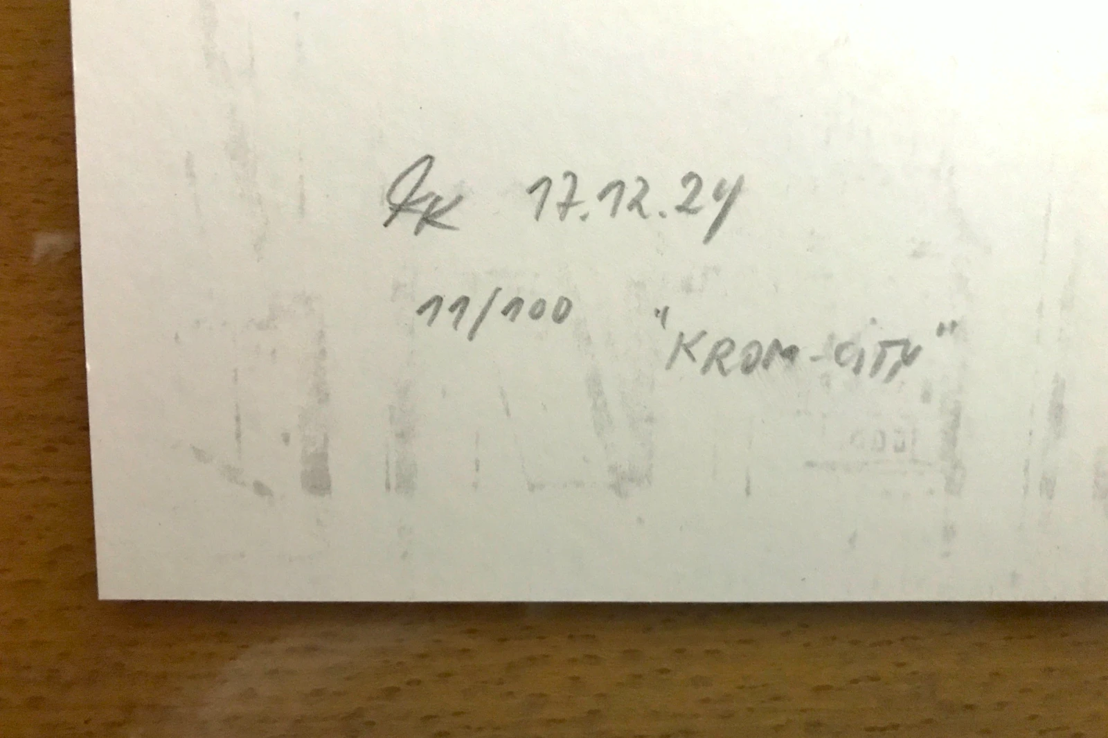 Krom City Poster Teil 2, Signatur des Künstlers sichtbar