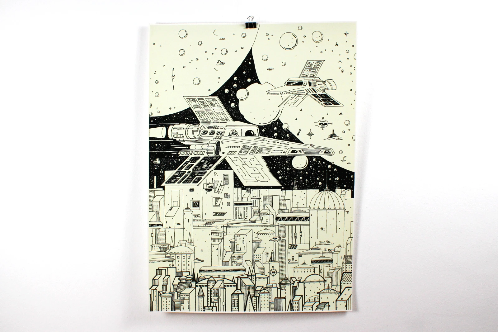 Krom City Poster Teil 3 mit zwei Raumschiffen über der Stadt bei Nacht, Schwarz-Weiß-Optik, Glow-in-the-dark Effekt -Tagesansicht