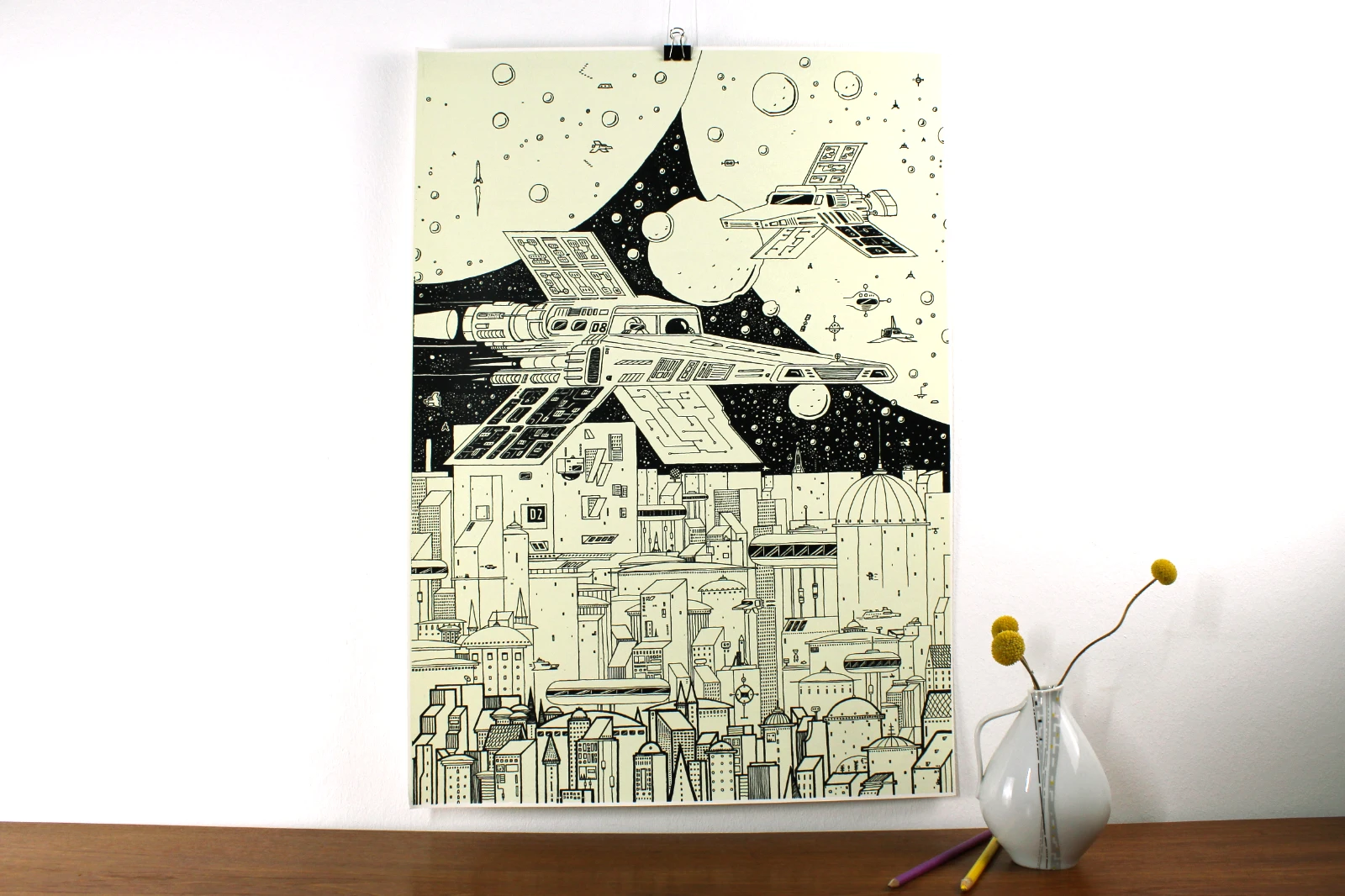 Krom City Poster Teil 3 an Wand montiert, stimmungsvolle Umgebung