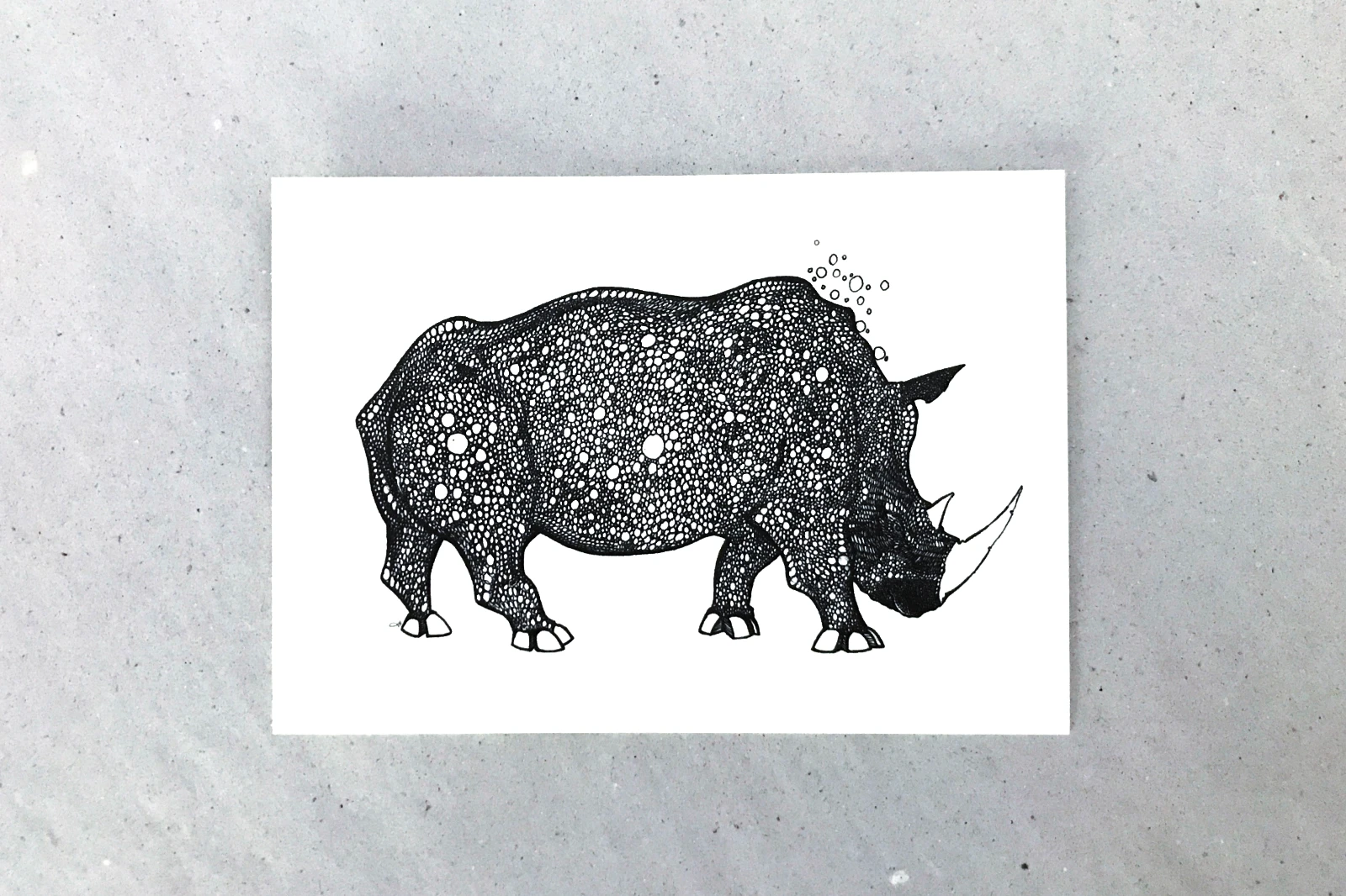 Postkarte „Nashorn“, 14,8 × 10,5 cm, Serie „Bio“, Schwarz-Weiß, Hauptansicht, Fiete Rakete.