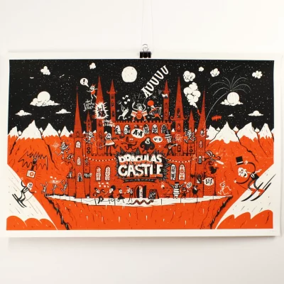 Dateiname- draculas-castle-siebdruckposter-hauptansicht-fiete-rakete Siebdruckposter „Draculas Castle – oder wenn der Chef mal nicht da ist“, Hauptansicht, Serie Dracula, 65 × 43 cm, Rot-Schwarz mit Leuchtfarbe, Fiete Rakete.