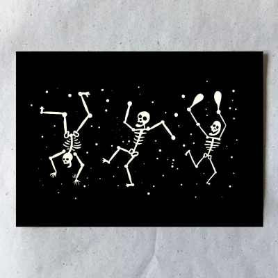 Postkarte „Dracula“ mit drei tanzenden Skeletten, Hauptansicht, Schwarz mit Leuchtfarbe, limitierte Edition (500 Stück), Fiete Rakete.