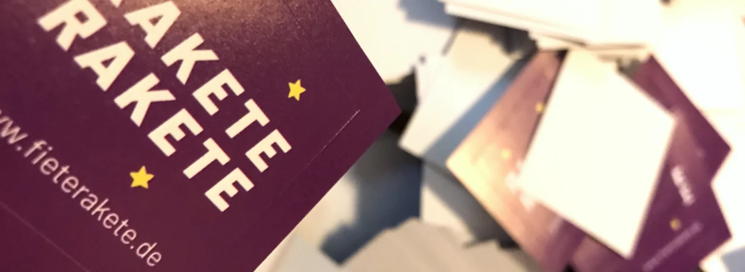 Aufkleber von Fiete Rakete in einem Stapel – kreative Extras zu den Postkarten