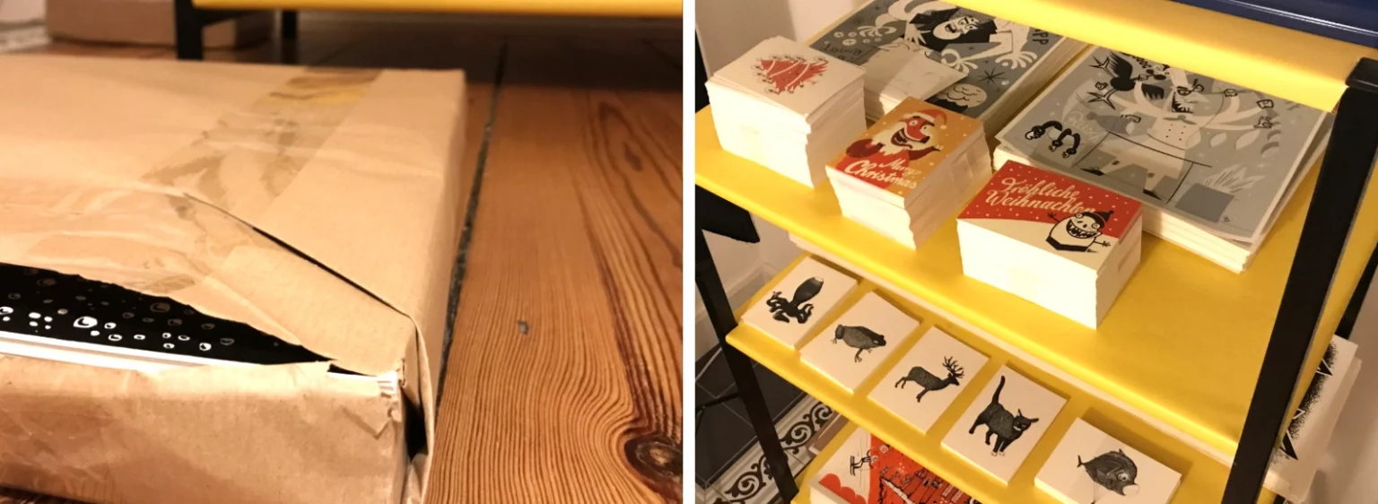 Poster wird im Lager ausgepackt, daneben Regal mit Karten und Postern