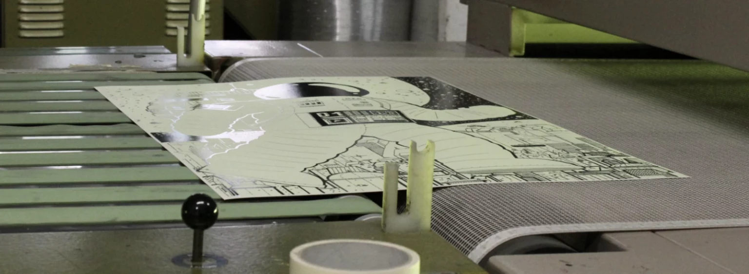 Fertiges glänzendes Poster von Fiete Rakete kommt aus der Siebdruckmaschine