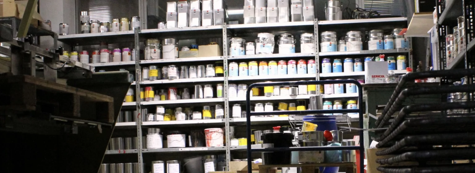 Regal in der Siebdruckwerkstatt von Fiete Rakete mit vielen Farbdosen