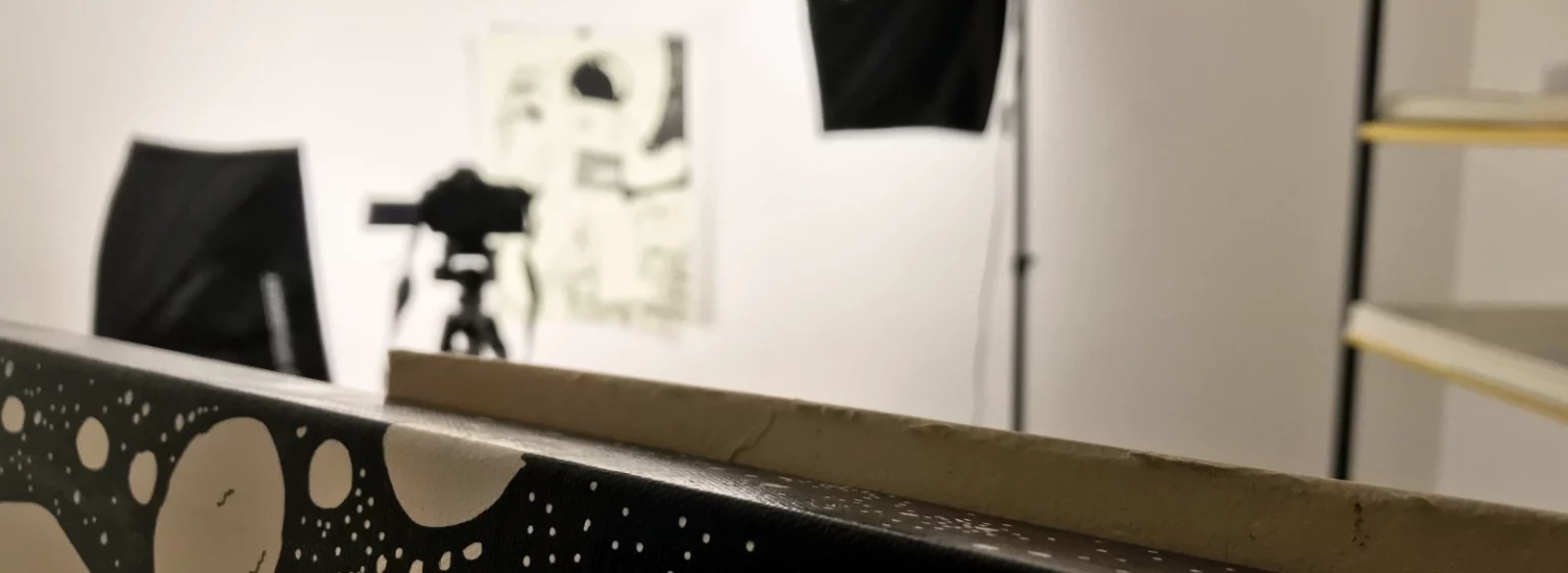 Poster wird im Fotostudio professionell fotografiert für den Fiete Rakete Shop