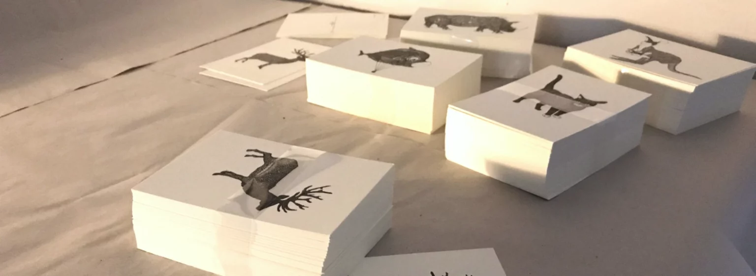 Postkarten der Serie „Bio“ von Fiete Rakete liegen auf dem Packtisch bereit für Versand