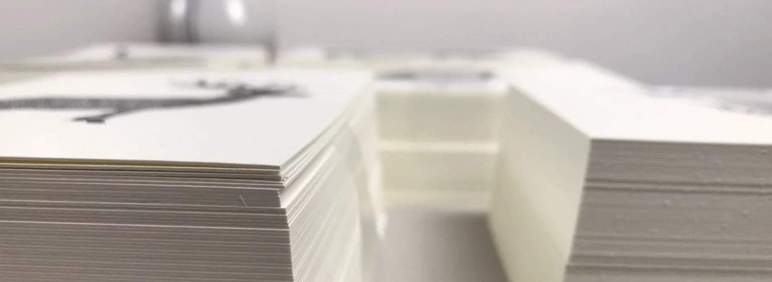 Stapel der Postkarten-Serie „Bio“ von Fiete Rakete, Ansicht von der anderen Seite