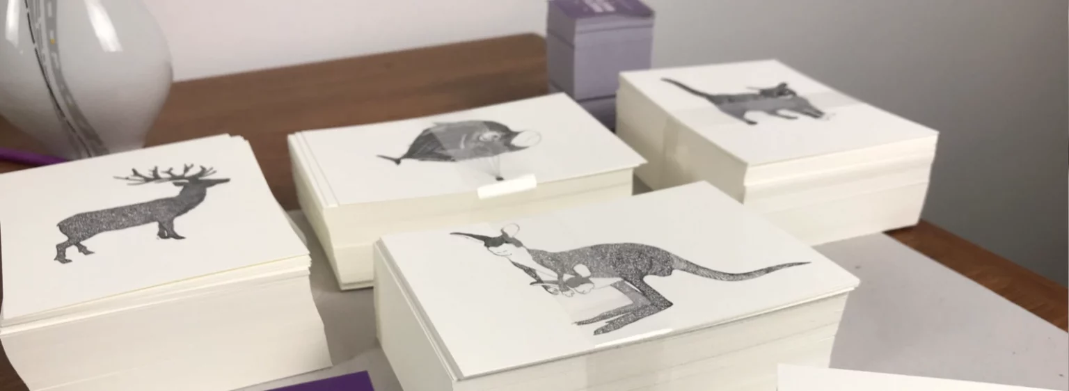 Stapel der Postkarten-Serie „Bio“ von Fiete Rakete von der Seite fotografiert