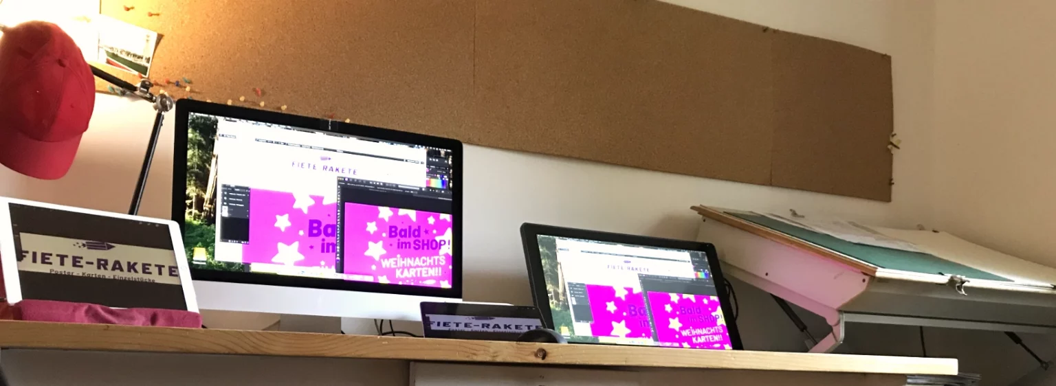 Workspace von Fiete Rakete mit Zeichentisch und Monitoren für digitale und analoge Illustrationen