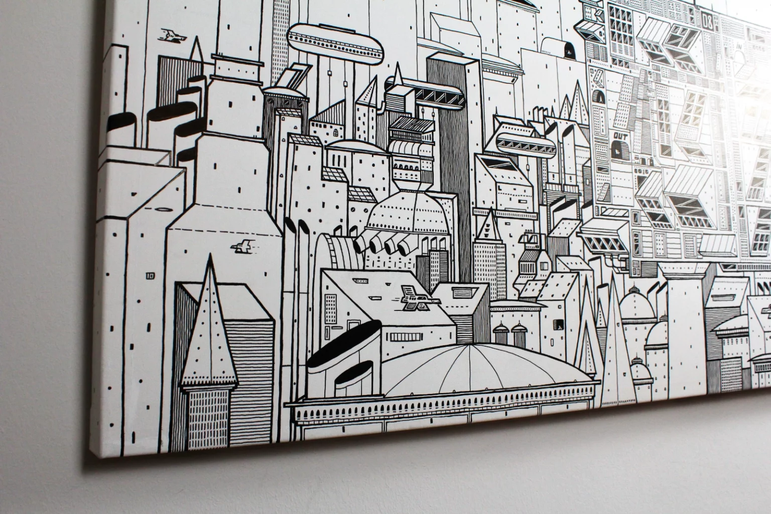 Acryl-Leinwand „Krom City“ leicht seitlich aufgenommen, Raumwirkung und Oberfläche sichtbar.