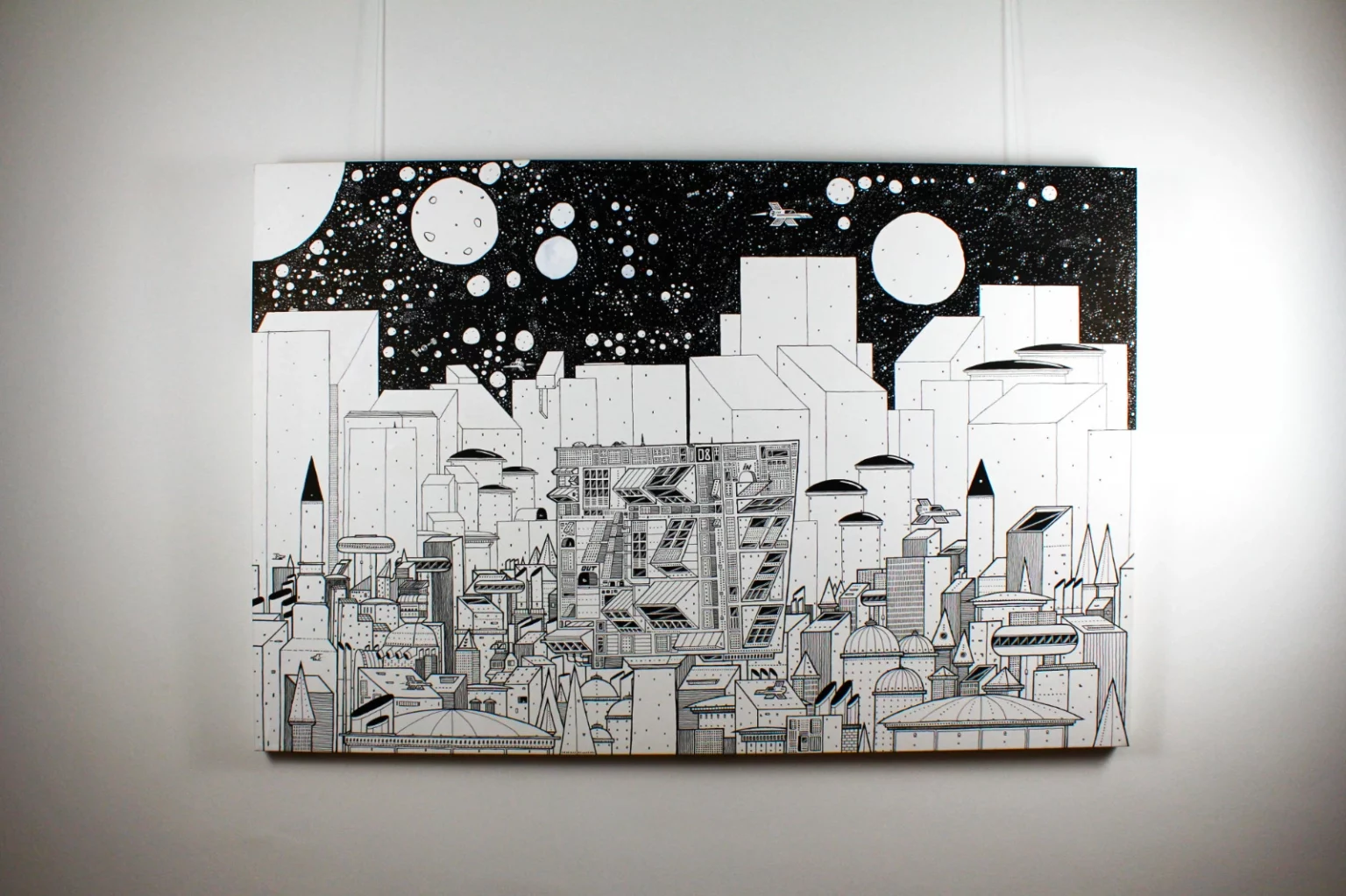 Fertige Acryl-Leinwand „Krom City“ von Fiete Rakete, ausstellungsbereit an der Wand.