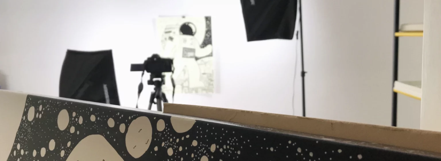 Leinwand „Krom City“ im Fotostudio, im Vordergrund die Leinwand, im Hintergrund das Leuchtposter derselben Serie.