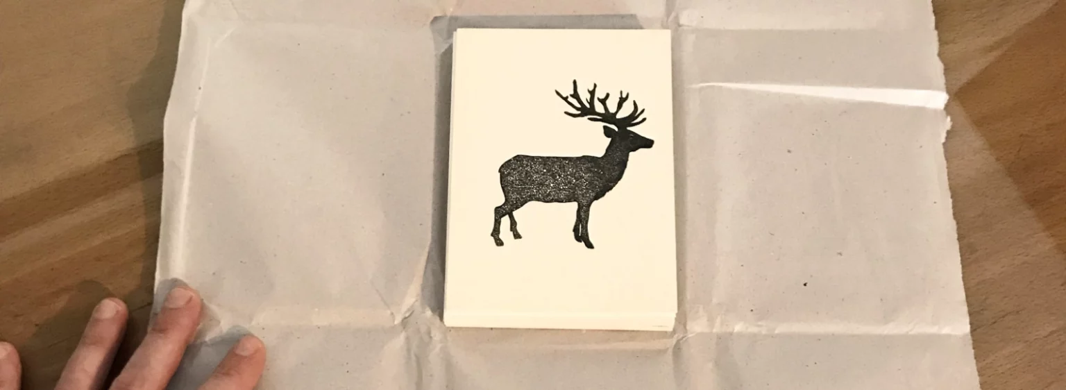 Postkarte der Serie „Bio“ liegt bereit zum Einschlagen in Seidenpapier, sicher verpackt vom Fiete Rakete Shop.