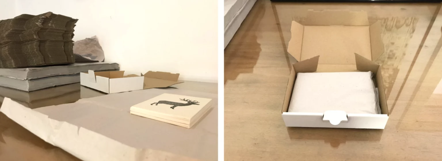 Zwei Perspektiven: Postkarte auf Seidenpapier und offene Kartons mit eingeschlagener Postkarte aus dem Fiete Rakete Shop.