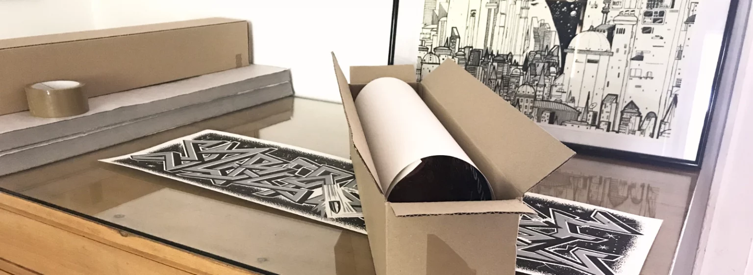 Eingerolltes Poster liegt im offenen Posterkarton – Versandfertig aus dem Fiete Rakete Shop.