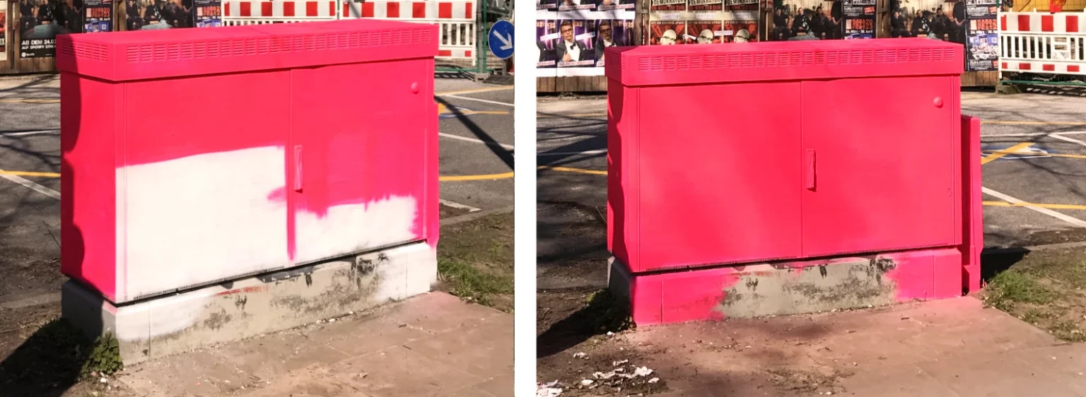 Zwei Stromkästen nebeneinander, links fast fertig bemalt, rechts vollständig gestaltet.