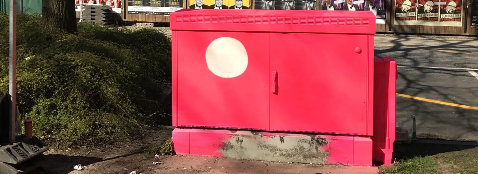 Stromkasten komplett bemalt, das erste Auge wird gerade gemalt.