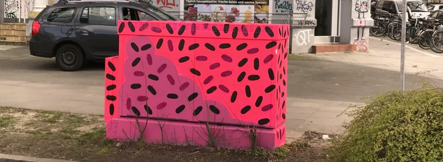 Fertig bemalter Stromkasten von hinten betrachtet.