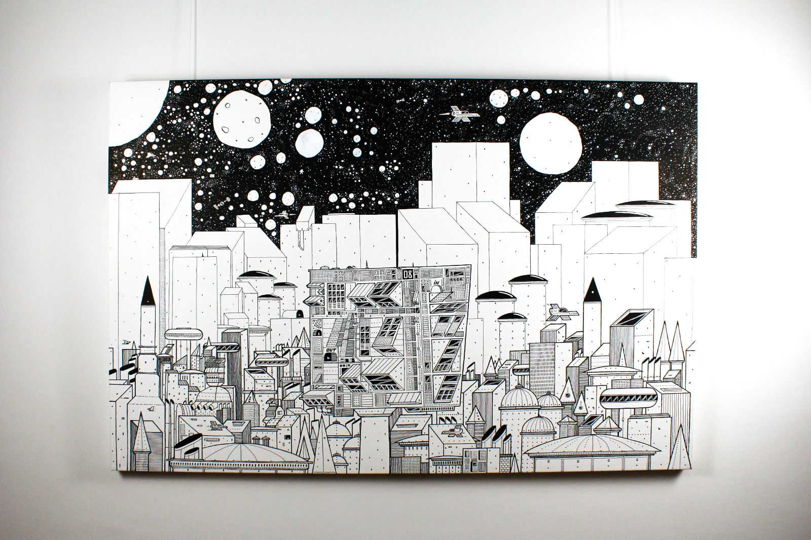 Leinwand „Krom City“, 1,5 × 1 m, Schwarz-Weiß, Acryl und Fineliner, Hauptansicht an der Wand, Fiete Koch.