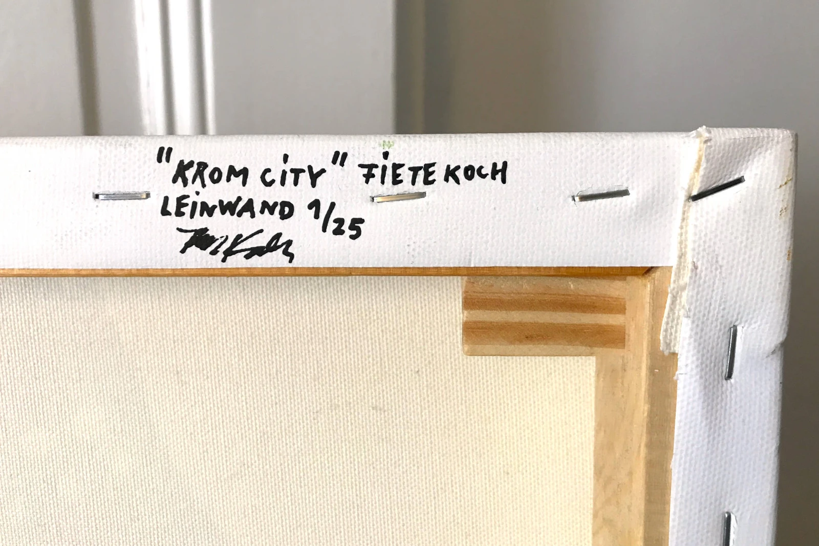 Signatur von Fiete Koch auf der Rückseite der Leinwand „Krom City“, Schwarz-Weiß, 1,5 × 1 m.