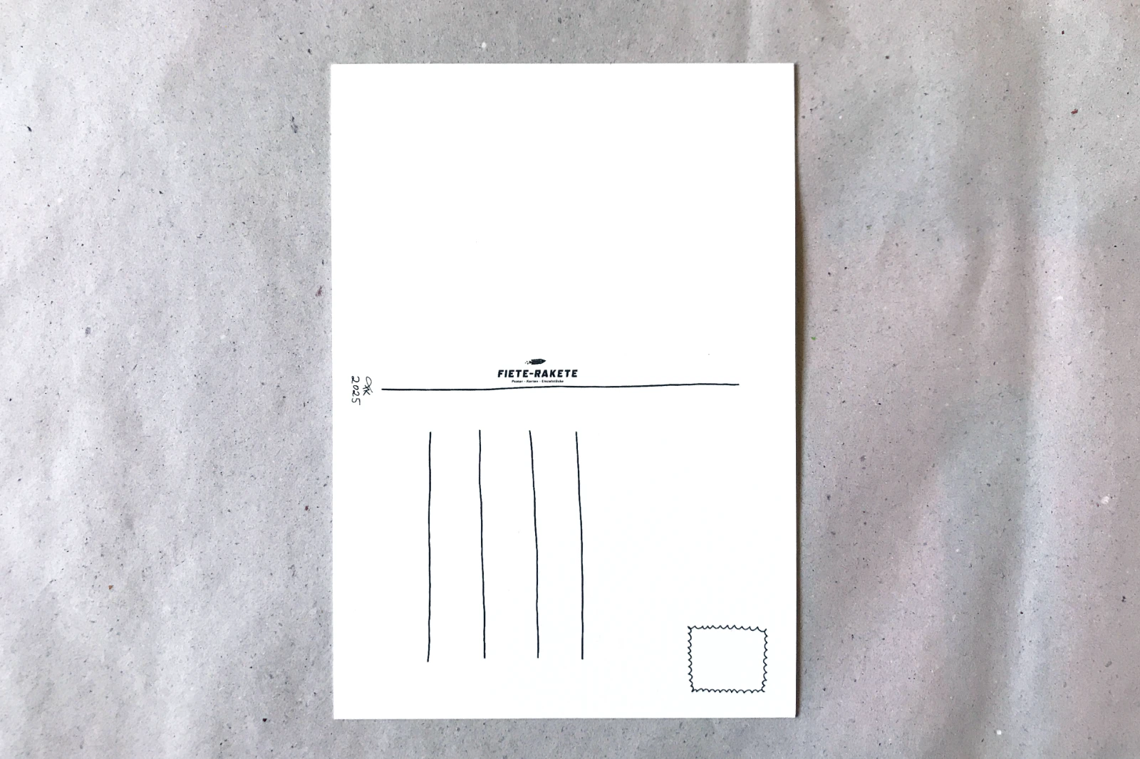 Rückseite der Krom City Postkarte 10,5×14,8 cm, mit Vordruckfeld für Briefmarke und klassischer Postkartenaufteilung für Adresse und Nachricht, limitierte Edition