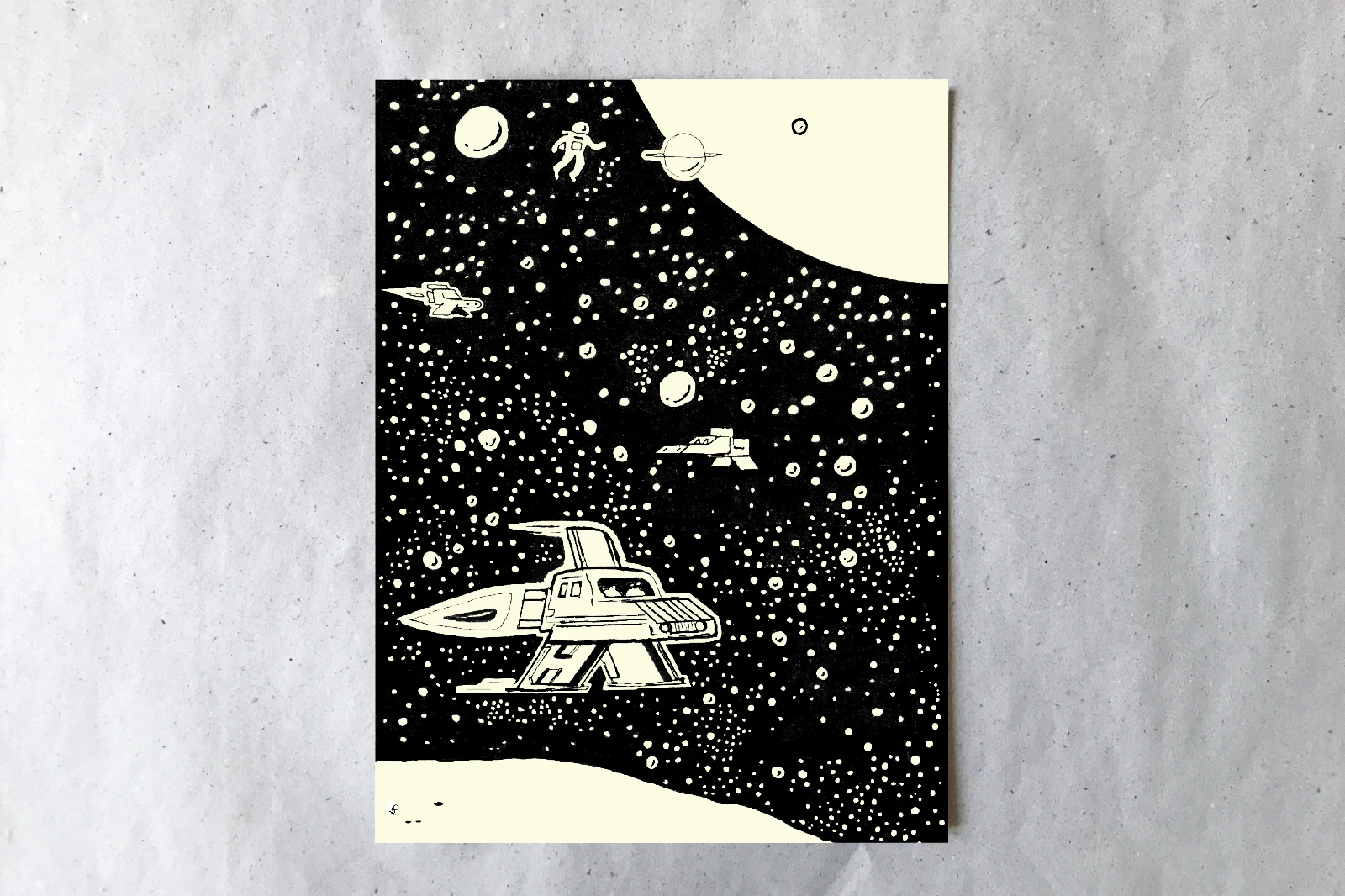 Krom City Postkarte 10,5x14,8 cm, drei Raumschiffe und ein Astronaut am Sternenhimmel, Glow-in-the-dark Effekt, Tagesansicht, limitierte Edition