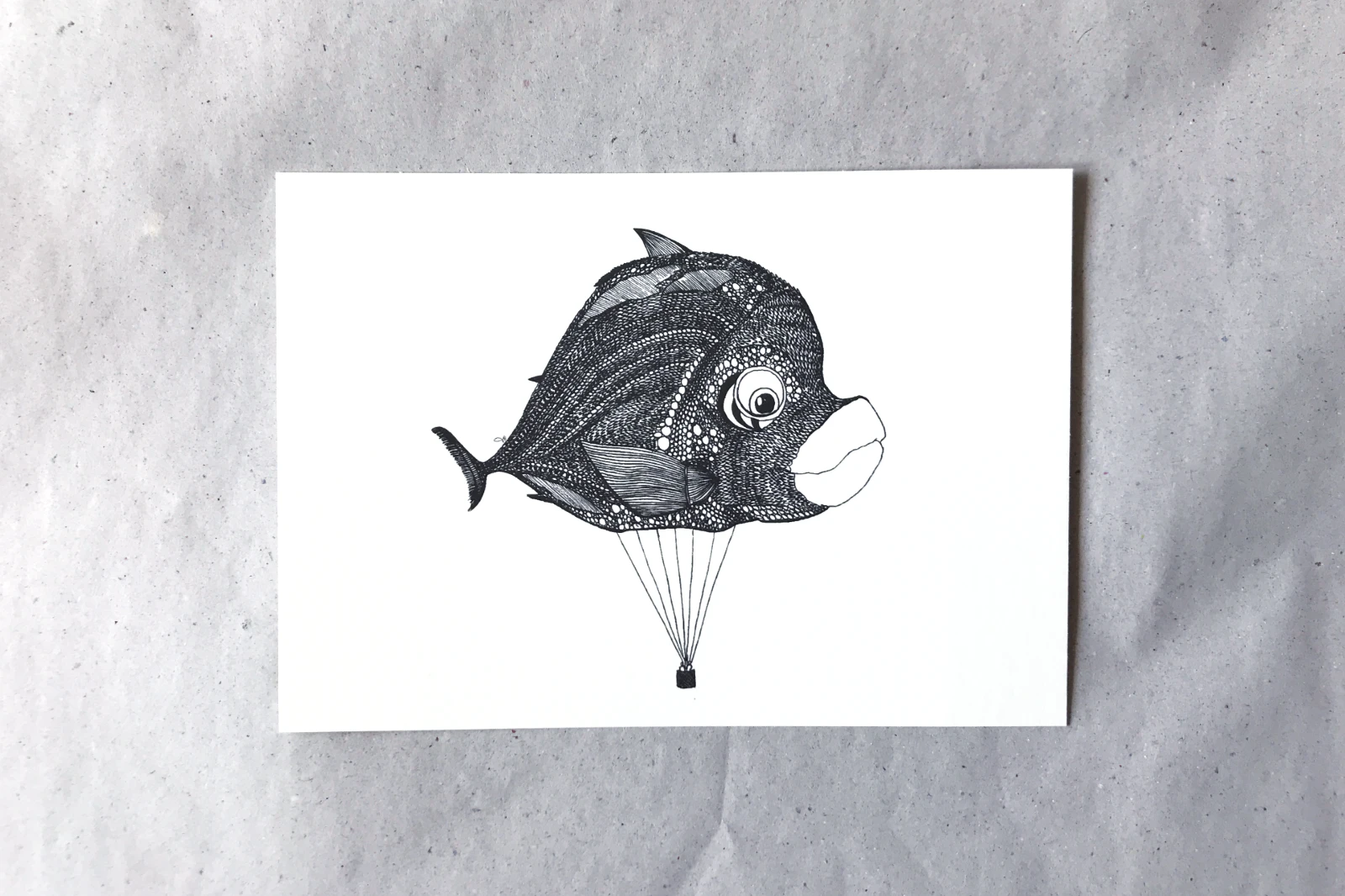 Postkarte „Fliegender Fisch Postkarte – Fiete Rakete“, 14,8 × 10,5 cm, Serie „Bio“, Schwarz-Weiß, Hauptansicht, Fiete Rakete.