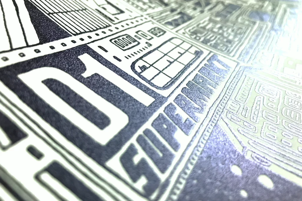 Nahaufnahme der Druckoberfläche der Krom City Serie, Papiertextur und Glow-in-the-dark Farbe sichtbar