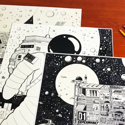 krom-city-poster-serie-gesamtansicht Drei Krom City Poster als Serie, Stadt, Astronaut und Raumschiffe, leuchtende Schwarz-Weiß-Optik, Glow-in-the-dark Effekt