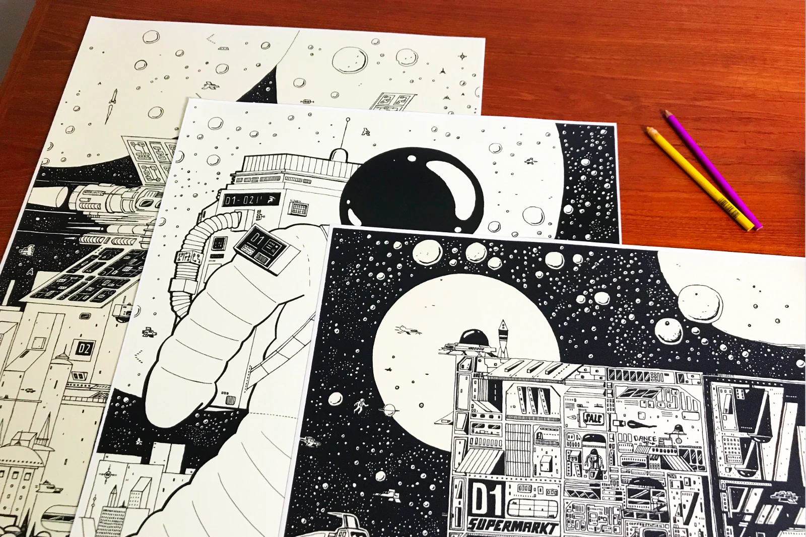 Drei Krom City Poster als Serie, Stadt, Astronaut und Raumschiffe, leuchtende Schwarz-Weiß-Optik, Glow-in-the-dark Effekt