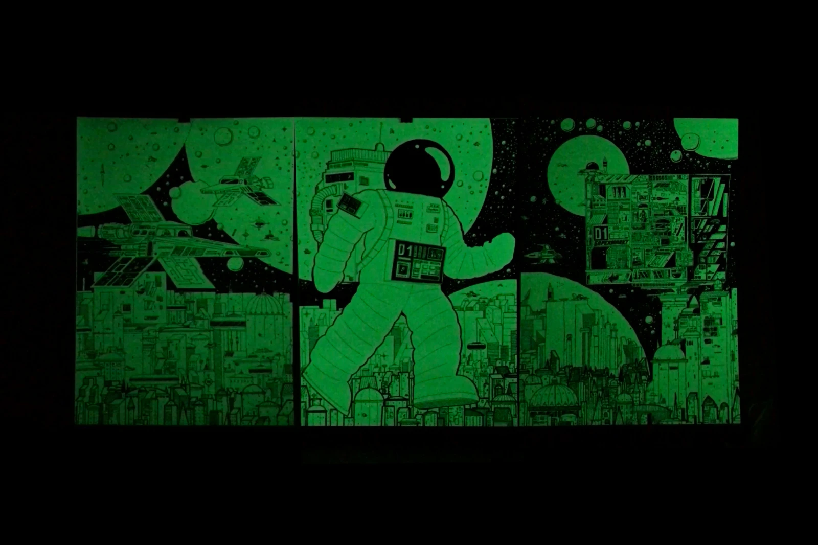 Krom City Poster Serie im Dunkeln, Glow-in-the-dark Effekt sichtbar, Stadt und Weltraummotive leuchten