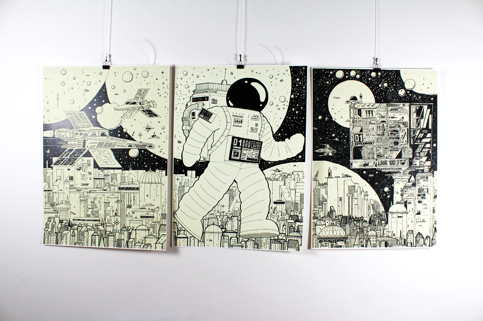 Krom City Poster Serie an Wand montiert, moderne Umgebung, stimmungsvolle Beleuchtung