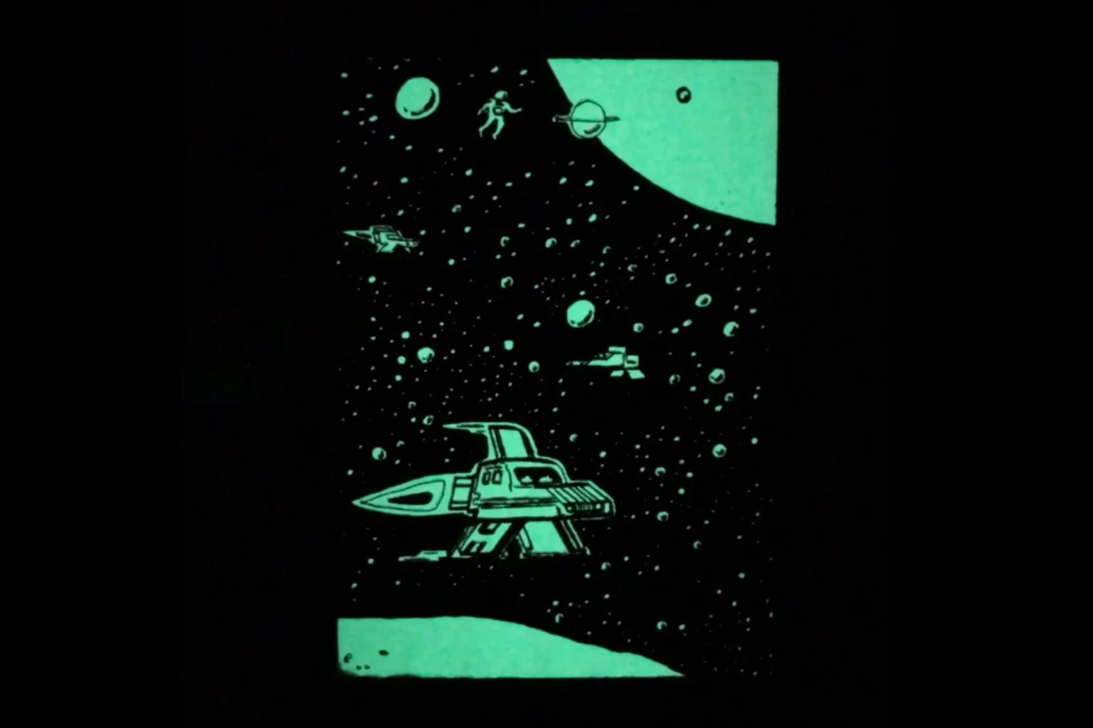 Postkarte „Krom City – Sternenhimmel“ von Fiete Rakete, 105 × 148 mm, Schwarz-Weiß Siebdruck – Nachtansicht mit leuchtendem Glow-in-the-dark Effekt, Astronauten und Raumschiffe sichtbar