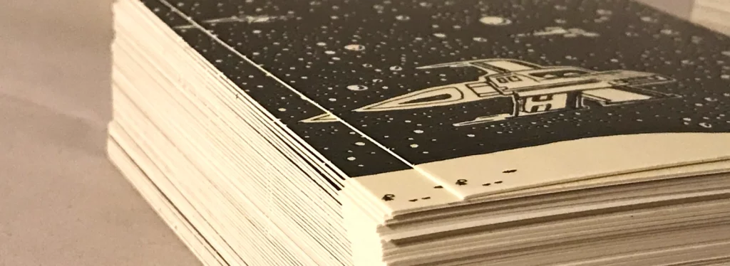 Stapel von „Krom City“-Postkarten mit Sternenhimmel-Motiv – Siebdruckillustration von Fiete Koch alias Fiete Rakete