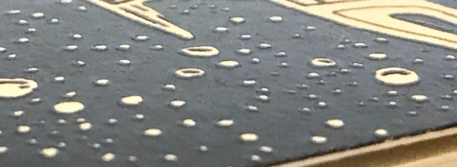 Detailansicht einer Siebdruck-Postkarte mit erhabenen Farbschichten