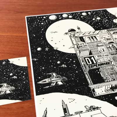 fiete-rakete_krom-city_poster-postkarte_tisch_01 Poster und Postkarte des limitierten Siebdruckmotivs „Krom City“ von Fiete Rakete, gemeinsam auf einem Tisch liegend; das Poster ist nur teilweise zu sehen, die Postkarte vollständig.