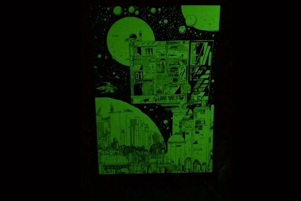 Das „Krom City“-Poster leuchtet im Dunkeln; die phosphoreszierenden Elemente wie Raketen, Linien und futuristische Formen werden sichtbar.