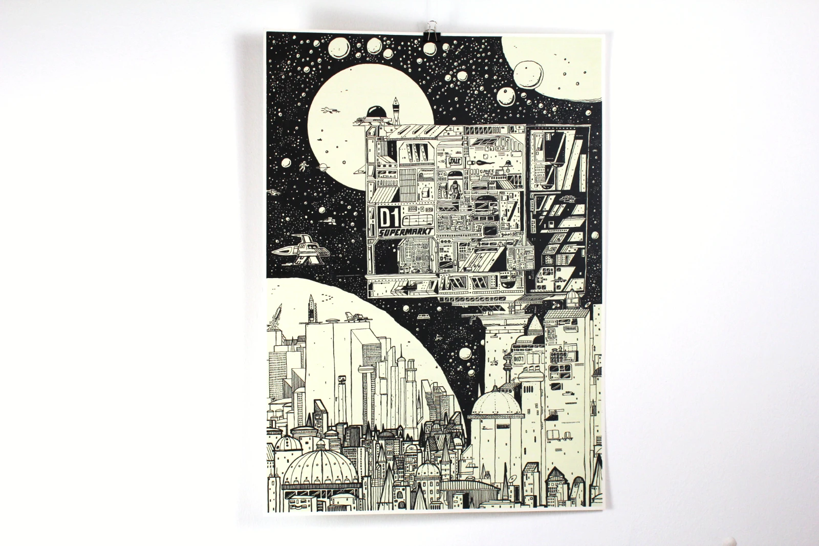 Das Siebdruckposter „Krom City“ von Fiete Rakete hängt vollständig an einer Wand und zeigt das komplette Motiv in voller Größe.