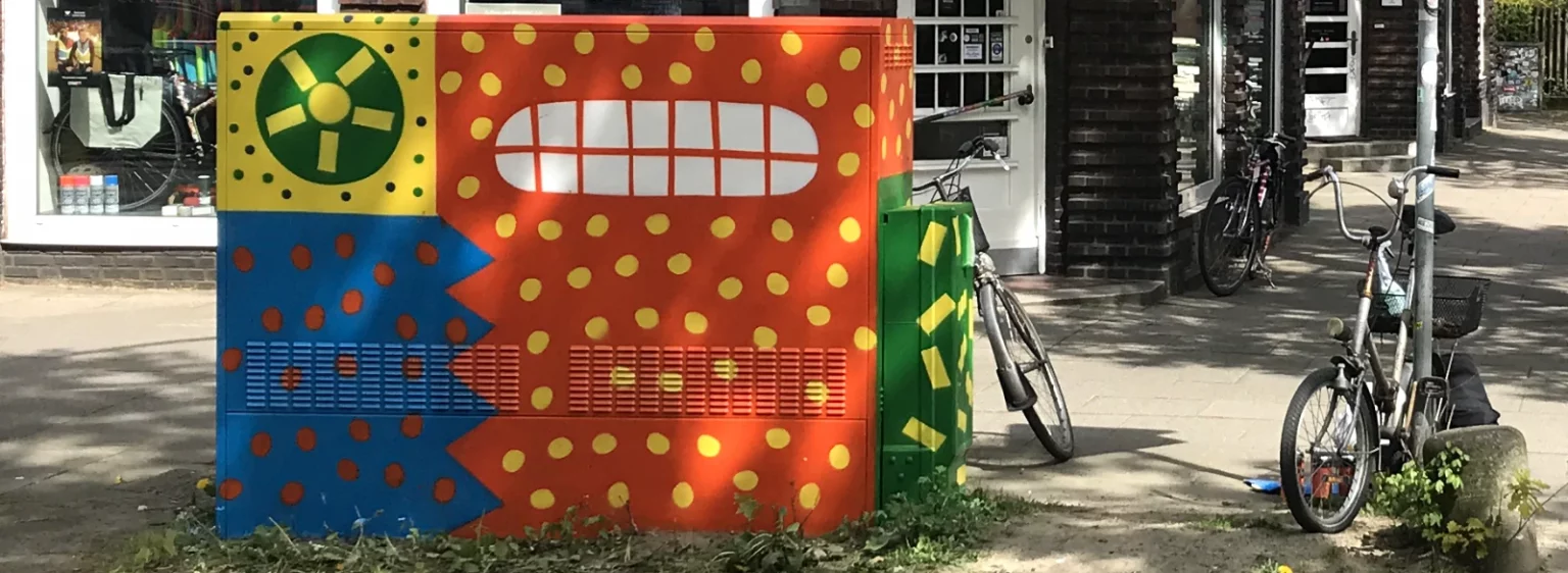 Fertig bemalter Stromkasten 2 mit künstlerischem, buntem Motiv von Fiete Rakete.