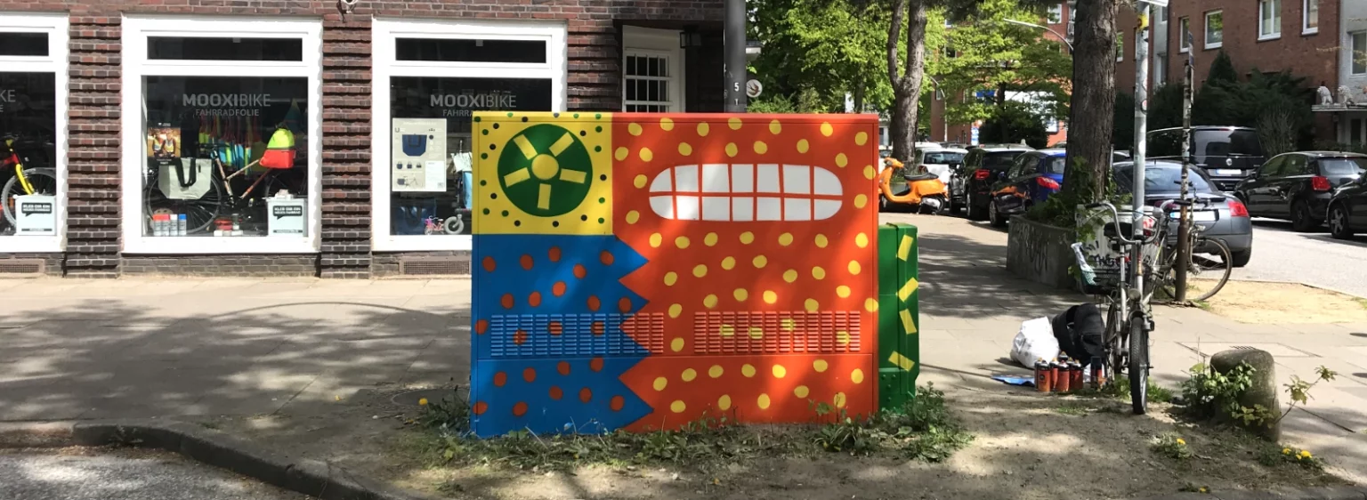 Fertig bemalter Stromkasten 2 – farbiges Straßenkunstwerk von Fiete Rakete.