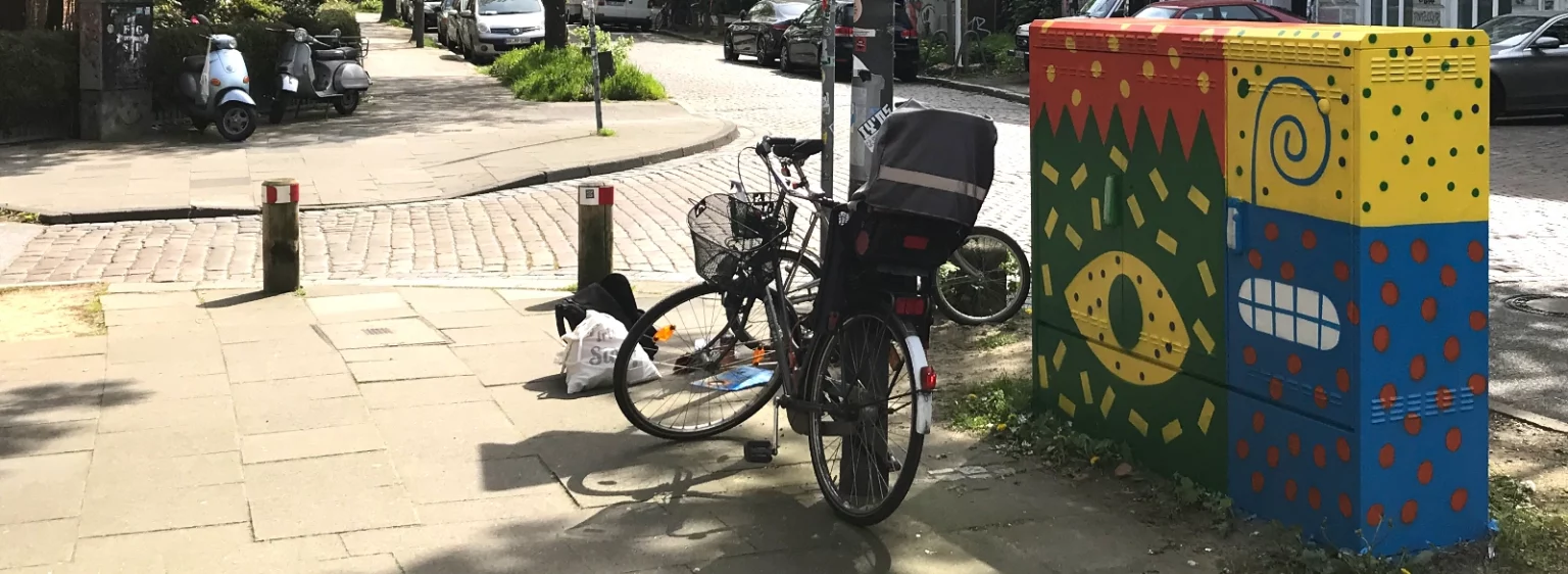 Rückseite von Stromkasten 2 mit dem vollständig fertiggestellten, bunten Motiv von Fiete Rakete.