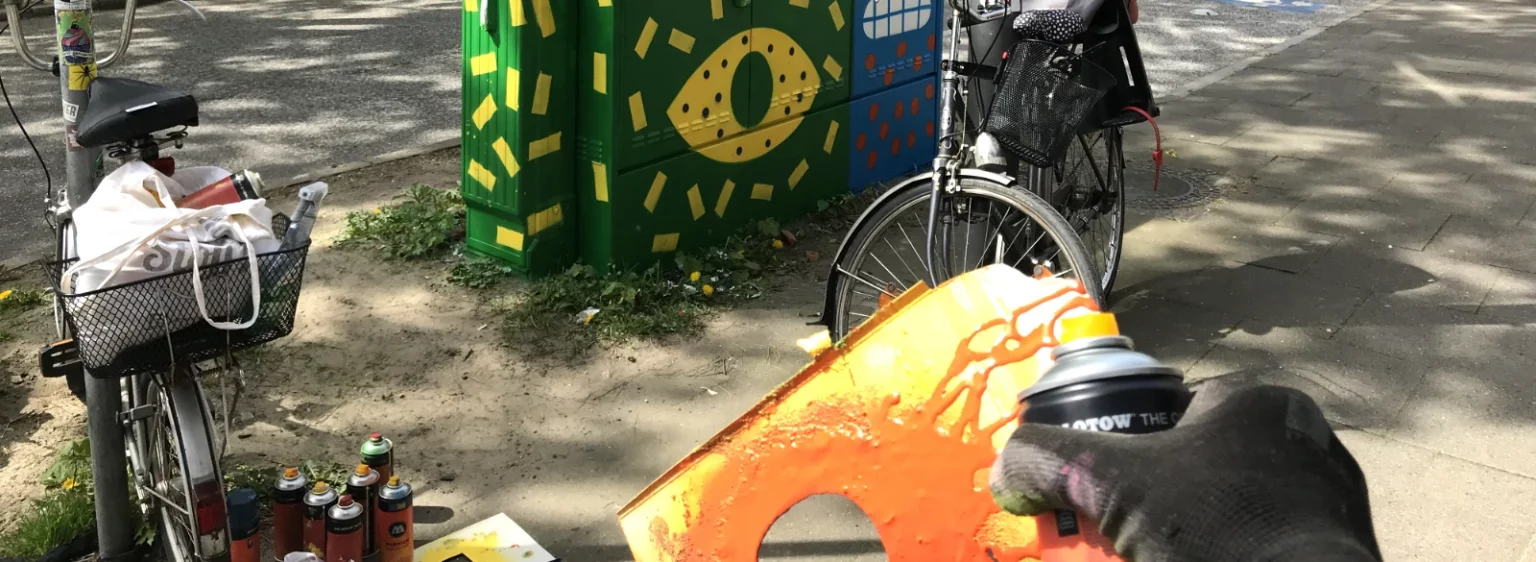 Schablonen auf Stromkasten 2 – grafische Elemente werden präzise aufgesprüht, umgesetzt von Fiete Rakete.