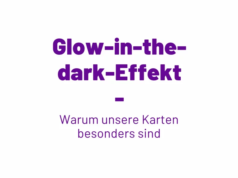 Titelgrafik des Blogbeitrags „Glow-in-the-dark-Effekt – warum unsere Karten besonders sind“ von Fiete Rakete