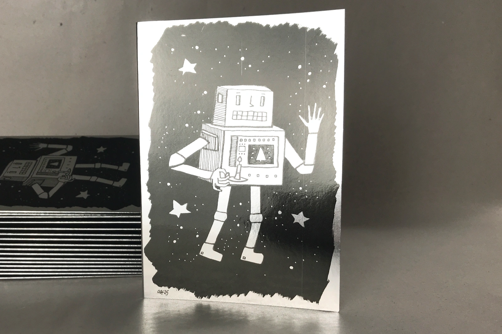 Klappkarte „Silber-Weihnacht“, Roboter-Motiv, metallic-silberne Außenseite, handgefertigt, Serie „Weihnachten“, Fiete Rakete.