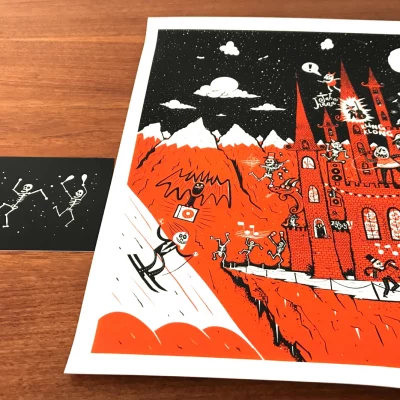 Dracula-Set aus Postkarte und Siebdruckposter: Vorderseite der Postkarte mit Dracula-Illustration und daneben das große Poster ‚Draculas Castle‘ mit leuchtenden Details, nebeneinander liegend auf einem Tisch.